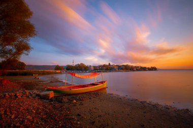 Ulubat Gölü, Golyazi, Bursa, Türkiye 'deki balıkçı tekneleri, büyük ağaç gölleri, gün batımı manzarası