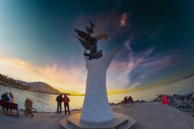 Kusadasi rıhtımında güvercinli barış heykeli..
