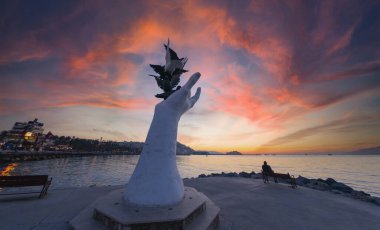 Kusadasi rıhtımında güvercinli barış heykeli..