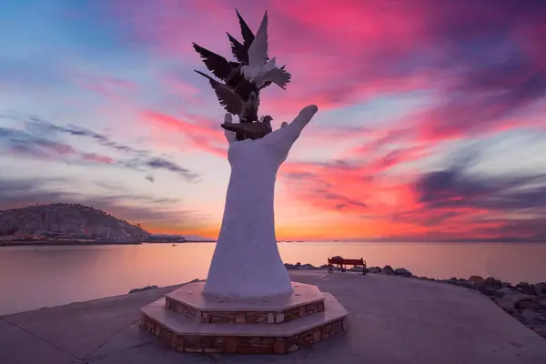 stock image Hand of peace sculpture with doves on the waterfront in Kusadasi.