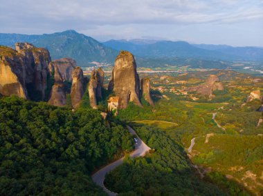 Meteora Varlaam Manastırı sisin içinden yükseliyor. İnanılmaz mistik bir manzara. Bir UNESCO miras sitesi. Meteora Dağları, Teselya, Yunanistan.