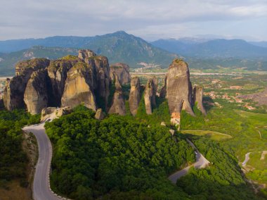 Meteora Varlaam Manastırı sisin içinden yükseliyor. İnanılmaz mistik bir manzara. Bir UNESCO miras sitesi. Meteora Dağları, Teselya, Yunanistan.