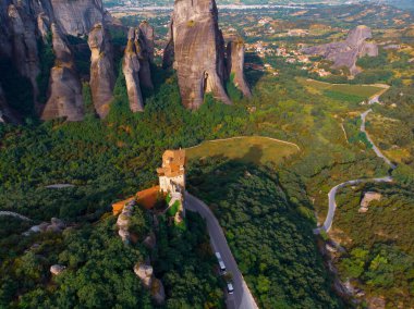 Meteora Varlaam Manastırı sisin içinden yükseliyor. İnanılmaz mistik bir manzara. Bir UNESCO miras sitesi. Meteora Dağları, Teselya, Yunanistan.