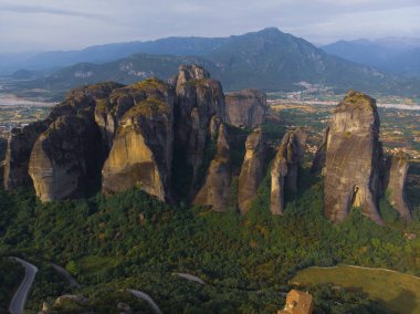 Meteora Varlaam Manastırı sisin içinden yükseliyor. İnanılmaz mistik bir manzara. Bir UNESCO miras sitesi. Meteora Dağları, Teselya, Yunanistan.