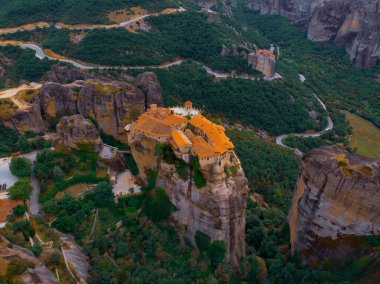 Meteora Varlaam Manastırı sisin içinden yükseliyor. İnanılmaz mistik bir manzara. Bir UNESCO miras sitesi. Meteora Dağları, Teselya, Yunanistan.