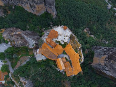 Meteora Varlaam Manastırı sisin içinden yükseliyor. İnanılmaz mistik bir manzara. Bir UNESCO miras sitesi. Meteora Dağları, Teselya, Yunanistan.