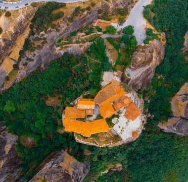 Meteora Varlaam Manastırı sisin içinden yükseliyor. İnanılmaz mistik bir manzara. Bir UNESCO miras sitesi. Meteora Dağları, Teselya, Yunanistan.