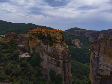 Meteora Varlaam Manastırı sisin içinden yükseliyor. İnanılmaz mistik bir manzara. Bir UNESCO miras sitesi. Meteora Dağları, Teselya, Yunanistan.