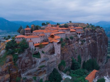Meteora Varlaam Manastırı sisin içinden yükseliyor. İnanılmaz mistik bir manzara. Bir UNESCO miras sitesi. Meteora Dağları, Teselya, Yunanistan.