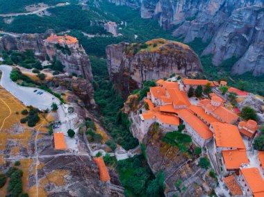 Meteora Varlaam Manastırı sisin içinden yükseliyor. İnanılmaz mistik bir manzara. Bir UNESCO miras sitesi. Meteora Dağları, Teselya, Yunanistan.