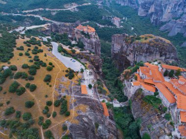 Meteora Varlaam Manastırı sisin içinden yükseliyor. İnanılmaz mistik bir manzara. Bir UNESCO miras sitesi. Meteora Dağları, Teselya, Yunanistan.