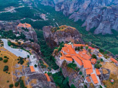 Meteora Varlaam Manastırı sisin içinden yükseliyor. İnanılmaz mistik bir manzara. Bir UNESCO miras sitesi. Meteora Dağları, Teselya, Yunanistan.