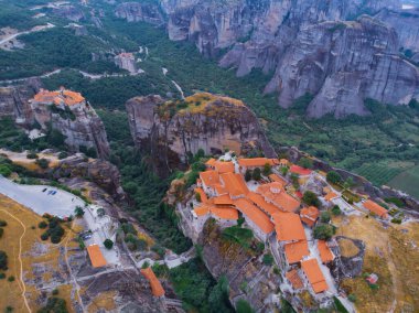 Meteora Varlaam Manastırı sisin içinden yükseliyor. İnanılmaz mistik bir manzara. Bir UNESCO miras sitesi. Meteora Dağları, Teselya, Yunanistan.