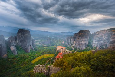 Meteora Varlaam Manastırı sisin içinden yükseliyor. İnanılmaz mistik bir manzara. Bir UNESCO miras sitesi. Meteora Dağları, Teselya, Yunanistan.