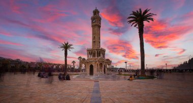 İzmir 'in Konak Meydanı' ndaki saat kulesi, Sultan 2. Abdulhamid 'in tahta çıkışının 25. yıldönümü anısına yapıldı..