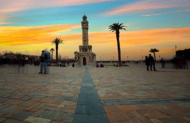 İzmir 'in Konak Meydanı' ndaki saat kulesi, Sultan 2. Abdulhamid 'in tahta çıkışının 25. yıldönümü anısına yapıldı..