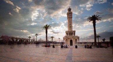 İzmir 'in Konak Meydanı' ndaki saat kulesi, Sultan 2. Abdulhamid 'in tahta çıkışının 25. yıldönümü anısına yapıldı..
