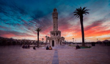 İzmir 'in Konak Meydanı' ndaki saat kulesi, Sultan 2. Abdulhamid 'in tahta çıkışının 25. yıldönümü anısına yapıldı..