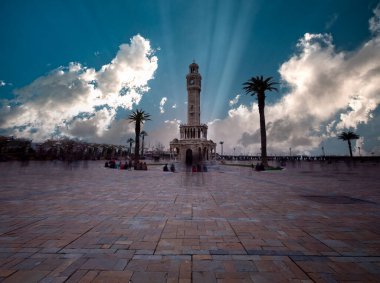 İzmir 'in Konak Meydanı' ndaki saat kulesi, Sultan 2. Abdulhamid 'in tahta çıkışının 25. yıldönümü anısına yapıldı..