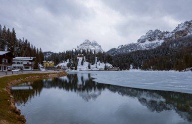 Misurina, Tre Cime, İtalya - Drei Zinnen veya Tre Cime di Lavaredo with beautiful Misurina Lake, Sexten Dolomites or Dolomiti di Sesto, South Tirol, Italia