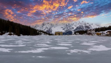 Misurina, Tre Cime, İtalya - Drei Zinnen veya Tre Cime di Lavaredo with beautiful Misurina Lake, Sexten Dolomites or Dolomiti di Sesto, South Tirol, Italia