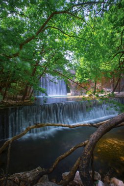 Eski taş, kemerli köprü, Palaiokaria, Trikala vilayeti, Thessaly, Yunanistan 'daki iki şelale arasında.
