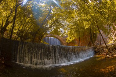 Eski taş, kemerli köprü, Palaiokaria, Trikala vilayeti, Thessaly, Yunanistan 'daki iki şelale arasında.