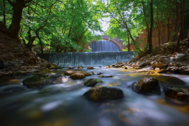Eski taş, kemerli köprü, Palaiokaria, Trikala vilayeti, Thessaly, Yunanistan 'daki iki şelale arasında.
