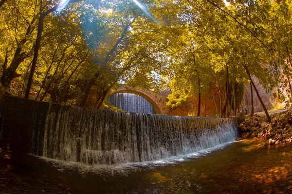 stock image The old stone, arched bridge, between two waterfalls in Palaiokaria, Trikala prefecture, Thessaly, Greece.