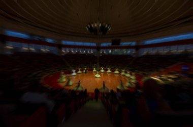 Dervişler Mevlana için sahnede gösteri yapıyorlar