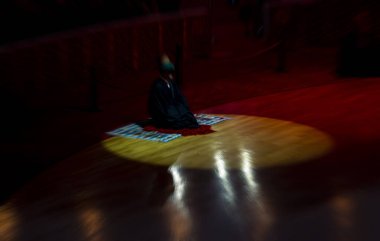 Dervişler Mevlana için sahnede gösteri yapıyorlar