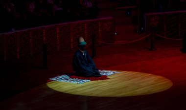 Dervişler Mevlana için sahnede gösteri yapıyorlar