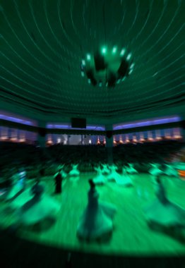 Dervişler Mevlana için sahnede gösteri yapıyorlar