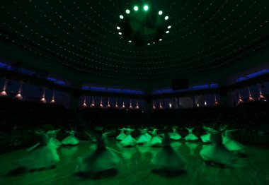 Dervişler Mevlana için sahnede gösteri yapıyorlar