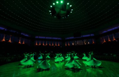 Dervişler Mevlana için sahnede gösteri yapıyorlar