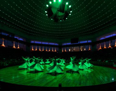 Dervişler Mevlana için sahnede gösteri yapıyorlar