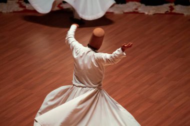 Dervişler Mevlana için sahnede gösteri yapıyorlar