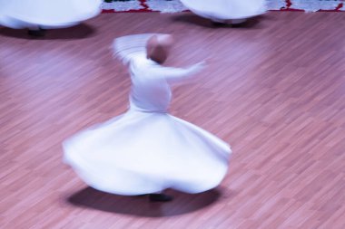 Dervişler Mevlana için sahnede gösteri yapıyorlar