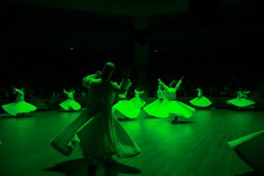 Dervişler Mevlana için sahnede gösteri yapıyorlar