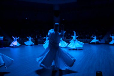 Dervişler Mevlana için sahnede gösteri yapıyorlar