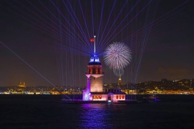 Yeni Bakirenin Kulesi havai fişeklerle kutlanıyor