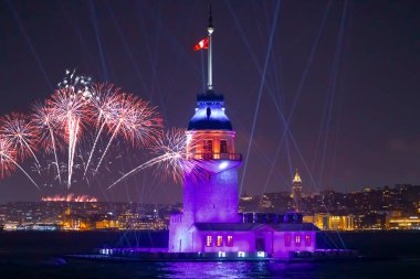 Yeni Bakirenin Kulesi havai fişeklerle kutlanıyor