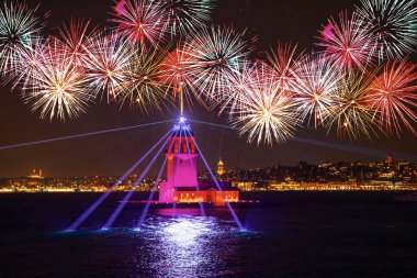 Yeni Bakirenin Kulesi havai fişeklerle kutlanıyor
