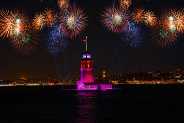 Yeni Bakirenin Kulesi havai fişeklerle kutlanıyor