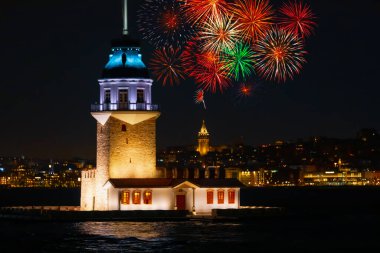 Yeni Bakirenin Kulesi havai fişeklerle kutlanıyor