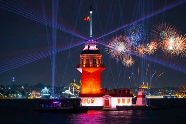 Yeni Bakirenin Kulesi havai fişeklerle kutlanıyor