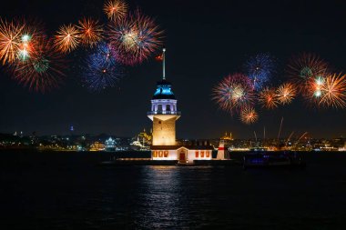 Yeni Bakirenin Kulesi havai fişeklerle kutlanıyor