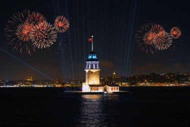 Yeni Bakirenin Kulesi havai fişeklerle kutlanıyor