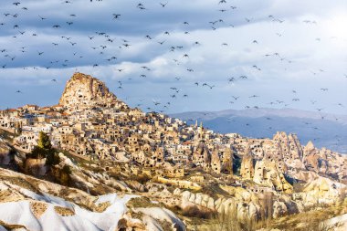Muhteşem Kapadokya manzarası. Anadolu 'da güneş doğarken gökyüzünde renkli uçan balonlar. Türkiye 'nin Goreme kentinde tatil