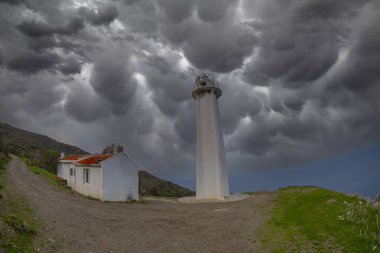 Sarpnck Deniz feneri (Karaburun Deniz feneri), 12 mil görüş mesafesinde Urla-Karaburun istikametinde hizmet vermektedir.